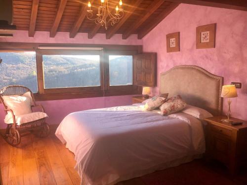 莫加拉斯安帕罗乡村度假屋的卧室配有床、椅子和窗户。