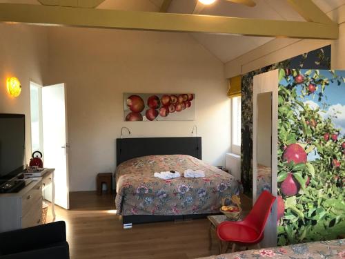 埃尔斯特温馨住宿加早餐旅馆的卧室配有一张床,墙上挂有苹果画