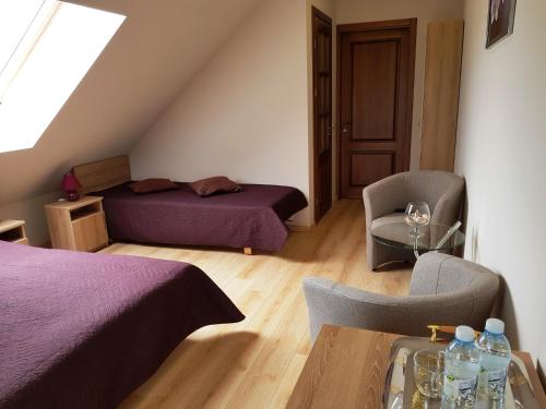 特拉凯"Trakaitis" apartments in Villa的一间卧室配有两张床、一张桌子和一把椅子