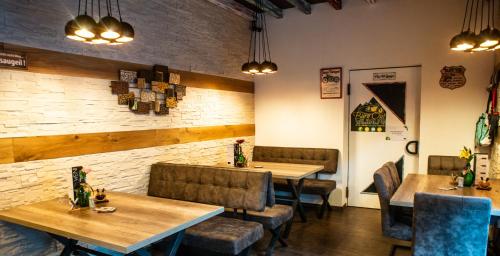 维尔达尔彭Burnout Wildalps的餐厅设有木桌和椅子,拥有砖墙