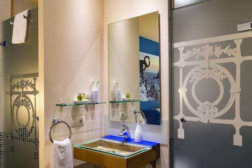 圣塞瓦斯蒂安Ur-Alde的一间带水槽和镜子的浴室