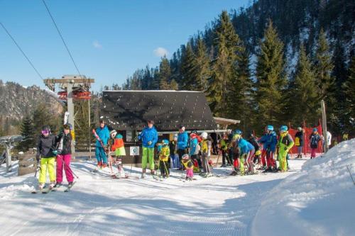 维尔达尔彭Burnout Wildalps的一群滑雪者在滑雪缆车附近滑雪