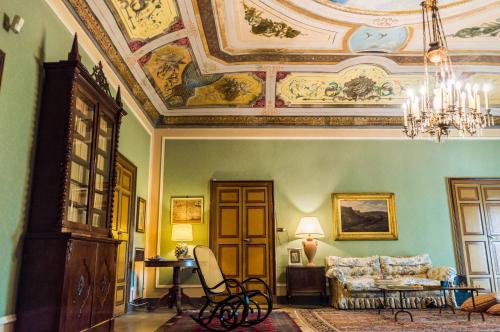 卡尔塔吉罗Affascinante Villa Ottocentesca a Caltagirone的带沙发和天花板的客厅