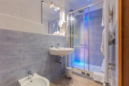 维泰博维泰博酒店的一间带水槽和淋浴的浴室