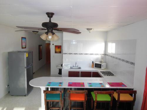 圣安德烈斯Apartamentos Rocky Cay Bay的厨房配有桌椅和吊扇。