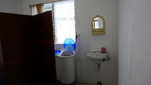 TugbonganJSB Residences Cebu A-flat的一间带卫生间和水槽的浴室