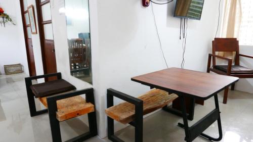 ConsolationJSB Residences Cebu C-flat的一间带桌子和椅子的用餐室
