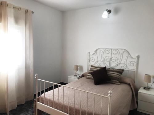 巴耶格兰雷伊Alojamiento San Antonio的卧室配有白色的床和窗户。