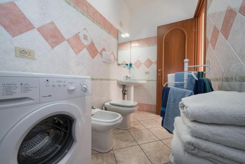 阿马尔菲Casa Nancy的一间带洗衣机和卫生间的浴室