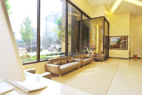 首尔东大门瑞森酒店的大厅,在大楼内配有沙发和窗户