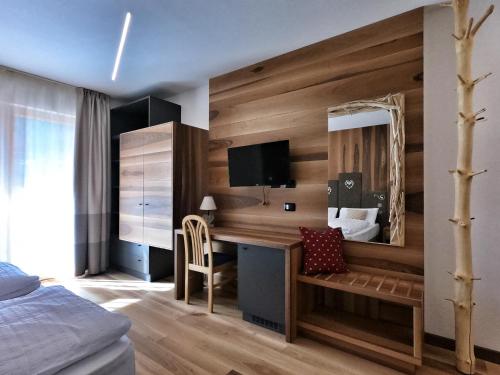卡纳泽伊克丽斯塔罗酒店的一间卧室配有一张桌子、一张床和一面镜子
