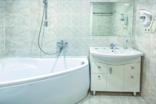 科斯特罗马Art-Hotel Centralnyi的带浴缸、水槽和淋浴的浴室