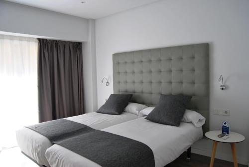 阿利坎特埃斯杜迪欧酒店客房内的一张或多张床位
