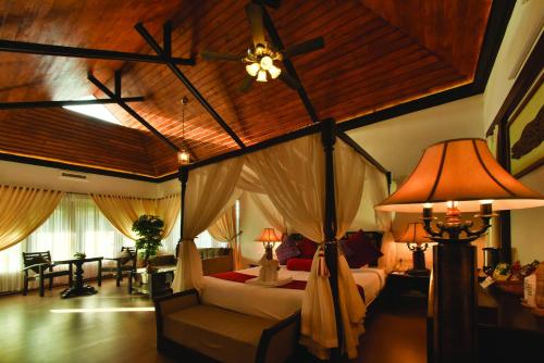 DevālaWild Planet Jungle Resort的一间卧室配有一张天蓬床和吊扇