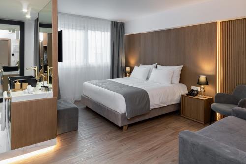 雅典Elia Ermou Athens Hotel的一间酒店客房 - 带一张床和一间浴室