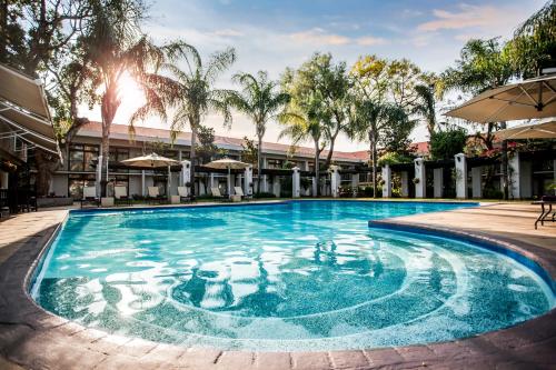 哈博罗内Avani Gaborone Resort & Casino的游泳池,有水中的人