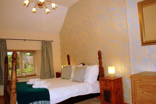 KnivetonHillocks Cottage, Kniveton的一间卧室配有带白色枕头的床