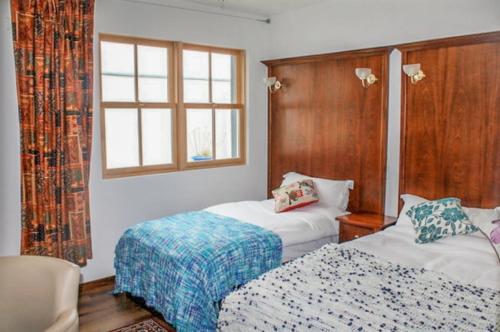基尔肯尼The Nore River House的酒店客房设有两张床和窗户。
