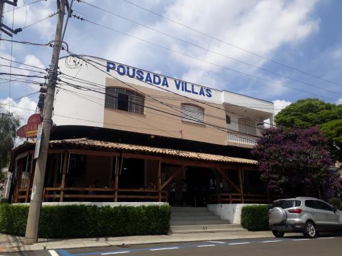 索罗卡巴Pousada Villas的一座带有读书标牌的建筑