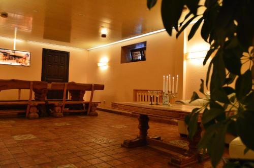 里加Maza Kalna 27的一间房间,里面设有长凳和蜡烛