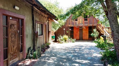 卡萨内Elephant Trail Guesthouse and Backpackers的庭院,有树和车道