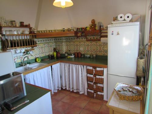 CALLE CALVARIO 10的厨房或小厨房