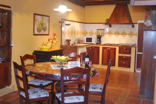 加拉奇科LA CASITA DEL MUELLE的一间厨房,里面配有桌椅