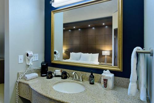 斯波坎Oxford Suites Spokane Downtown的一间带水槽和大镜子的浴室