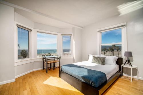 洛杉矶艾尔威尼斯海滩酒店的一间卧室设有一张床,享有海景