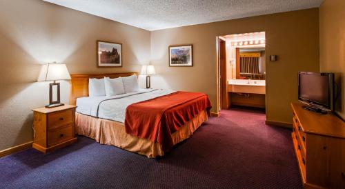 戴德伍德Deadwood Miners Hotel & Restaurant的酒店客房,配有床和电视