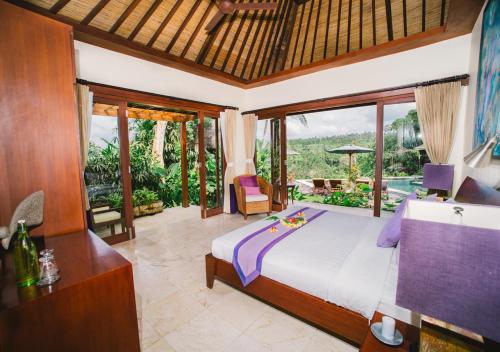 Penginyahan巴厘岛天堂民宿的一间卧室设有一张床和一个大窗户