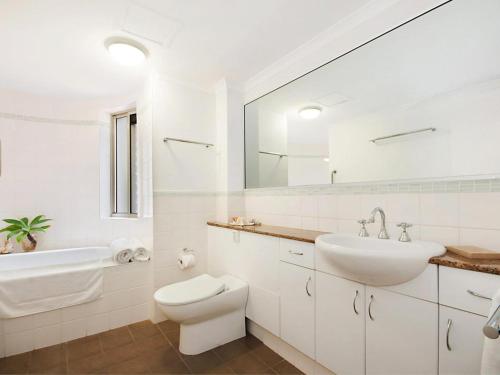 拜伦湾Byron Beaches Location的白色的浴室设有水槽和卫生间。