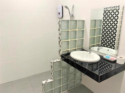 高兰海水阳光简易别墅酒店的一间带水槽和镜子的浴室