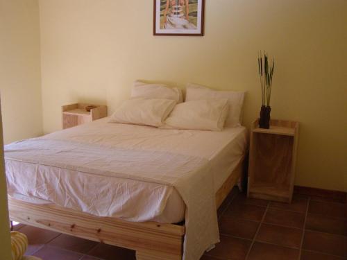 巴拉奥纳省圣克鲁斯罗洛图尔托酒店的一间卧室配有带白色床单和枕头的床。