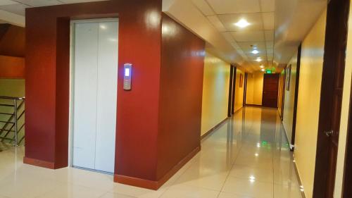 BoronganDomsowir Hotel and Restaurant的大楼内带白色门的走廊