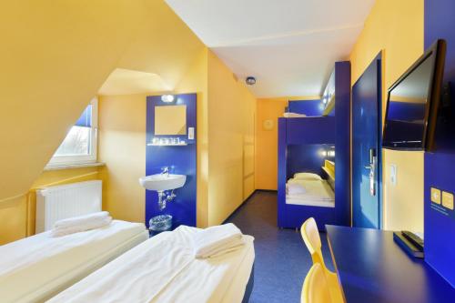 汉诺威廉价世博旅馆的小房间设有两张床和盥洗盆