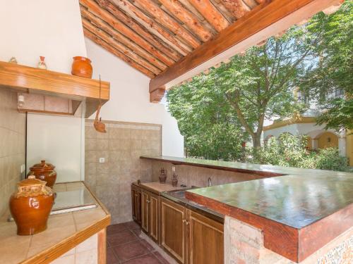 普里埃格·德·科尔多巴Modern Villa in Priego de Cordoba with Private Pool的厨房配有水槽和台面
