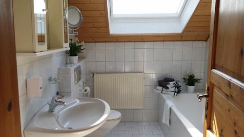 哈廷根Gemütliches Apartment的一间带水槽和卫生间的浴室以及窗户。