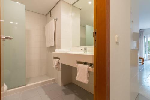 圣佩德罗-德尔皮纳塔尔罗多马spa及海水疗养酒店的白色的浴室设有水槽和淋浴。
