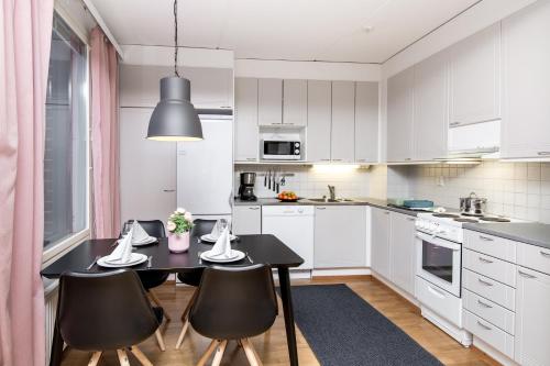 Kotimaailma Apartments Vaasa的厨房或小厨房