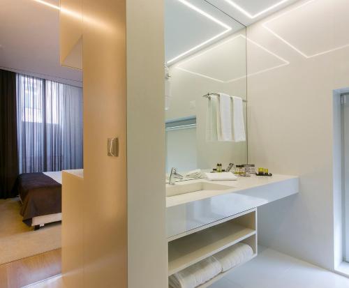 维亚纳堡巧克力工坊酒店的一间带水槽和镜子的浴室