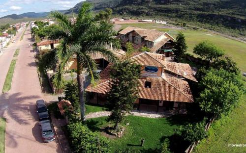 穆库热鲍萨达蒙阿祖尔酒店的棕榈树房屋的空中景致