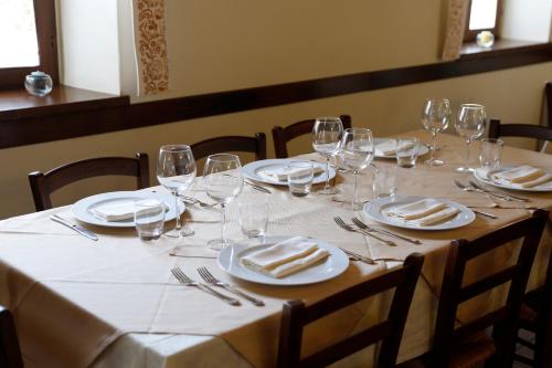 乌尔巴尼亚Agriturismo Valpietro的酒杯、盘子和餐巾的桌子