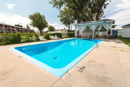 萨格奈奥伯格帕拉所酒店的庭院内带凉亭的游泳池