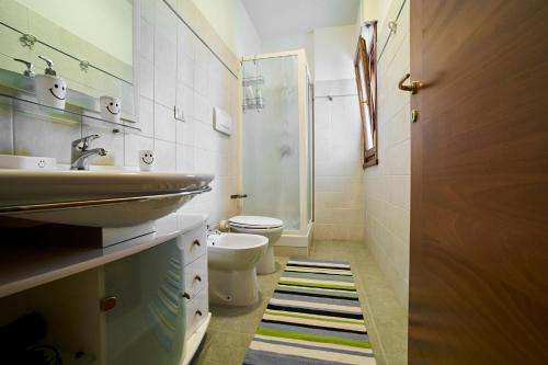 萨包迪亚Arcibaleno的一间带水槽和卫生间的浴室