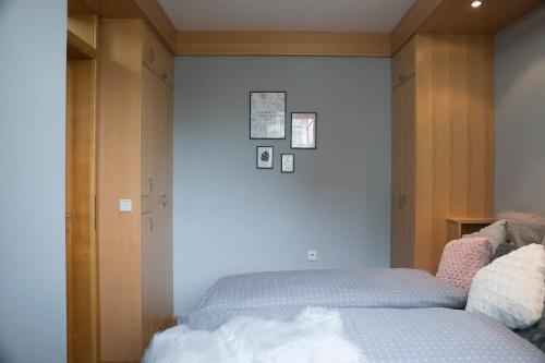巴诺夫茨Apartma Špelca Banovci的一间卧室配有床和一张带照片的墙壁