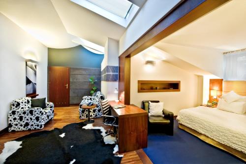 热舒夫豪华精品酒店的一间酒店客房,一间设有一张床和一张书桌