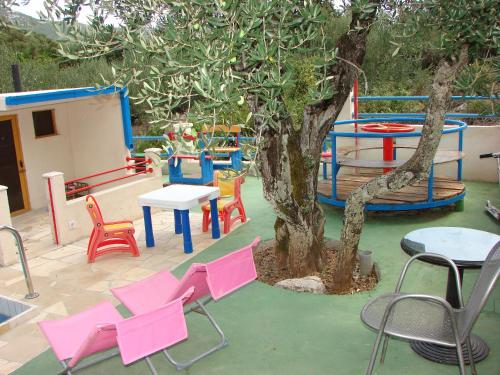 普特尼科维奇Iva Lavanda的一个带椅子和桌子的游乐场和一棵树