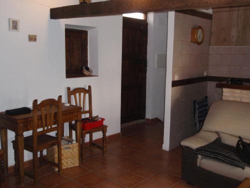 卡索拉Casa Ribera de Cazorla的一间带桌子的客厅和一间餐厅