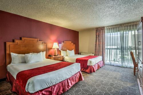 劳克林The Edgewater Hotel and Casino的酒店客房设有两张床和窗户。